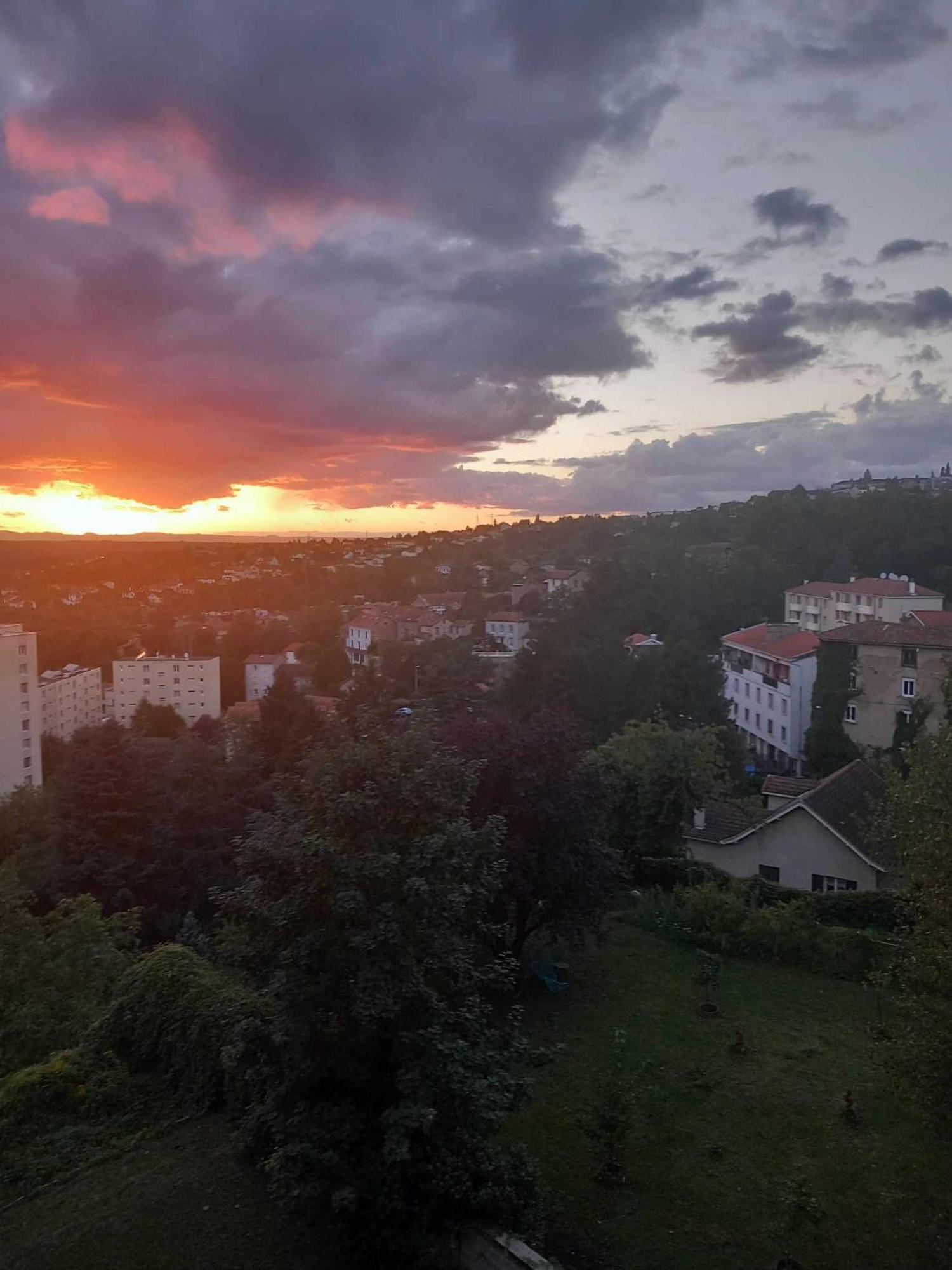 L'Appart De Babou Rez De Chaussee Parking Free Draps Wifi Thiers Extérieur photo